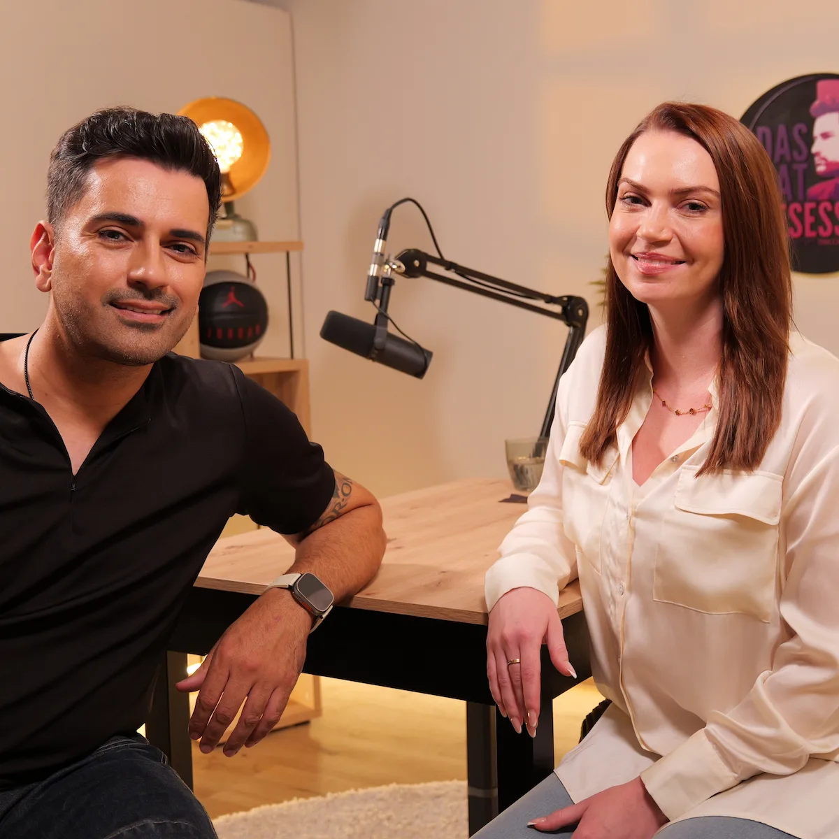 Tan Caglar und Sophie Jones im Podcast